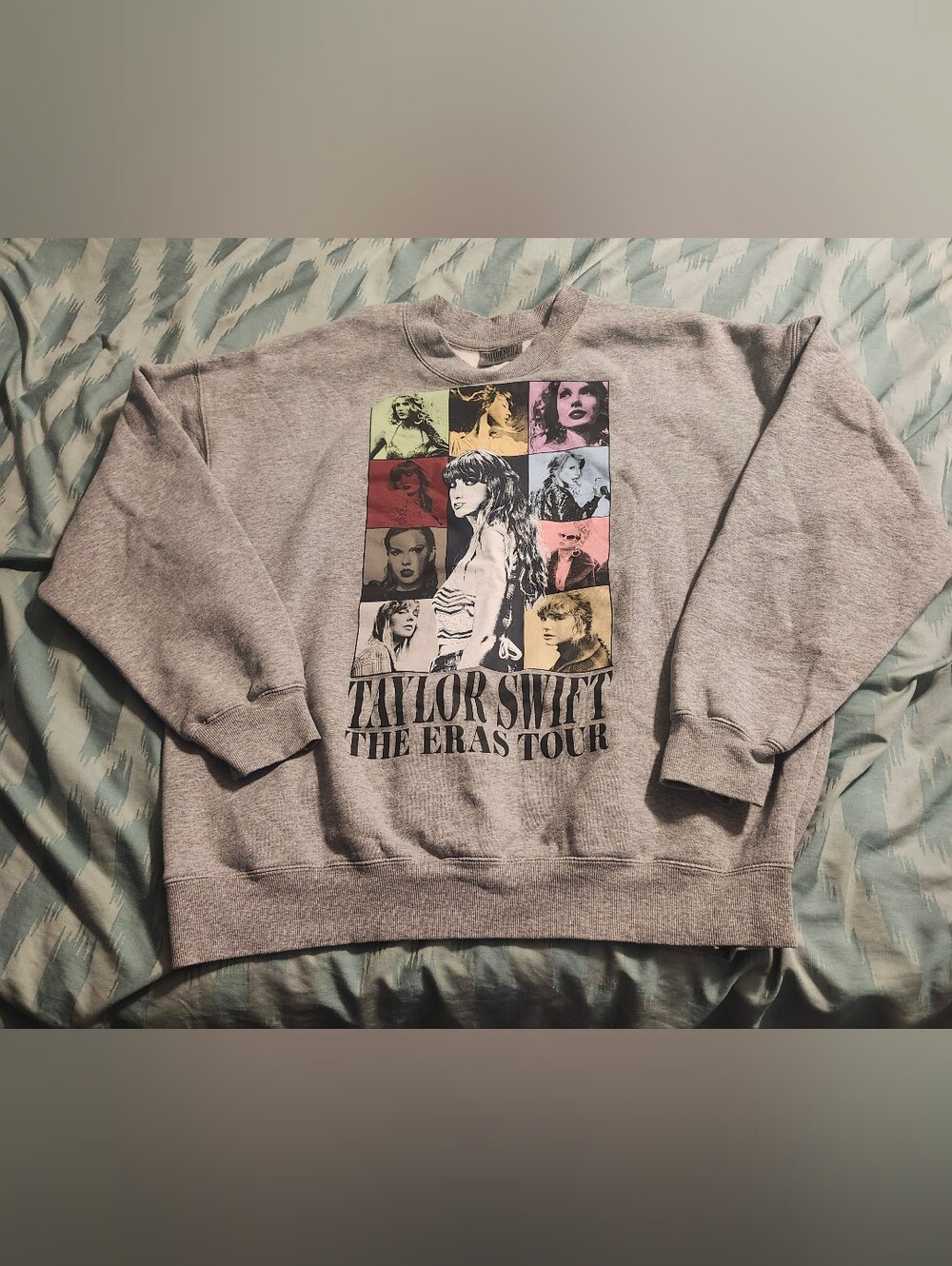 Taylor Swift The Eras Tour Gray Pullover Sweatshirt Women’s Size Large Crewneck